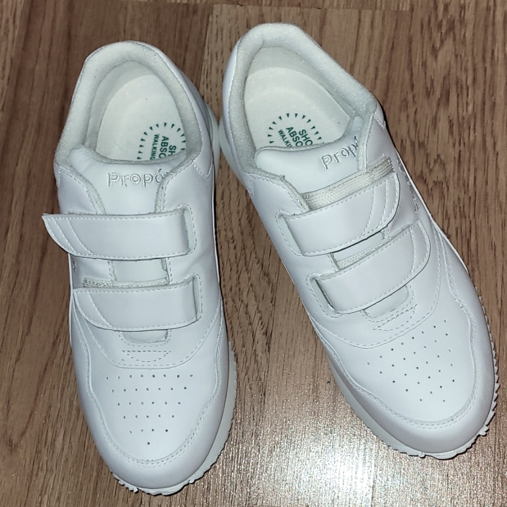 Propet tour walking  strap shoe in white. W3902. NWOT.  SIZE 6W